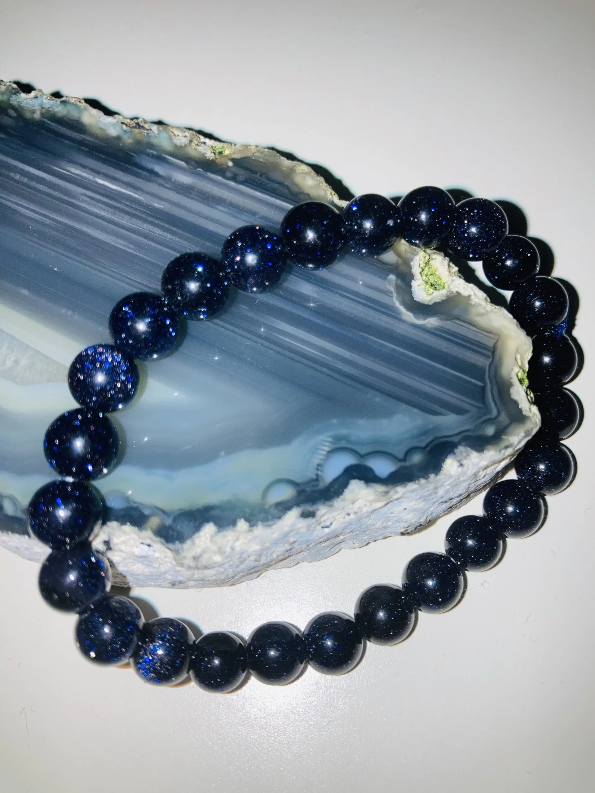 magical-lifestyle.nl Armbanden Zandsteen armband met sterrenhemel effect IMG 5453 1 scaled