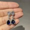 Oorbel blauw dichtbij jpg