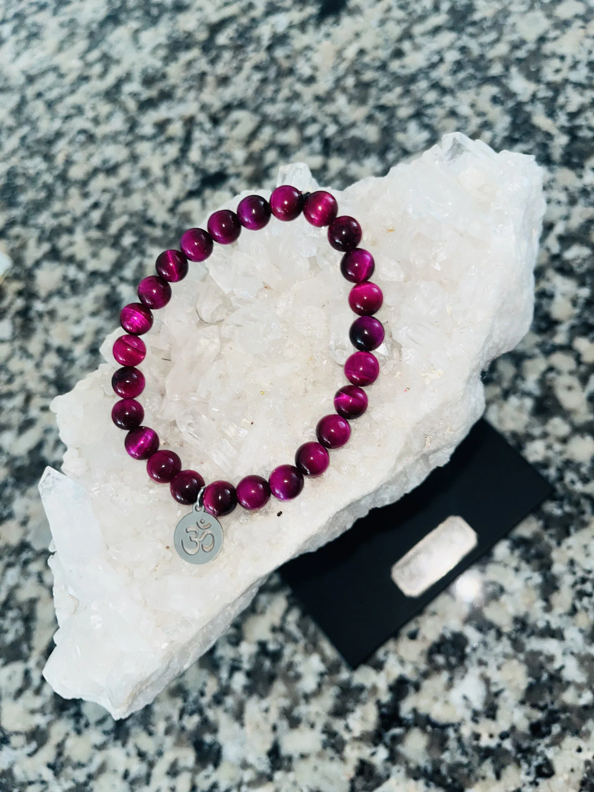 magical-lifestyle.nl Armbanden Magical Roze aum armband (RVS bedel) Roze armband tijgeroog jpg