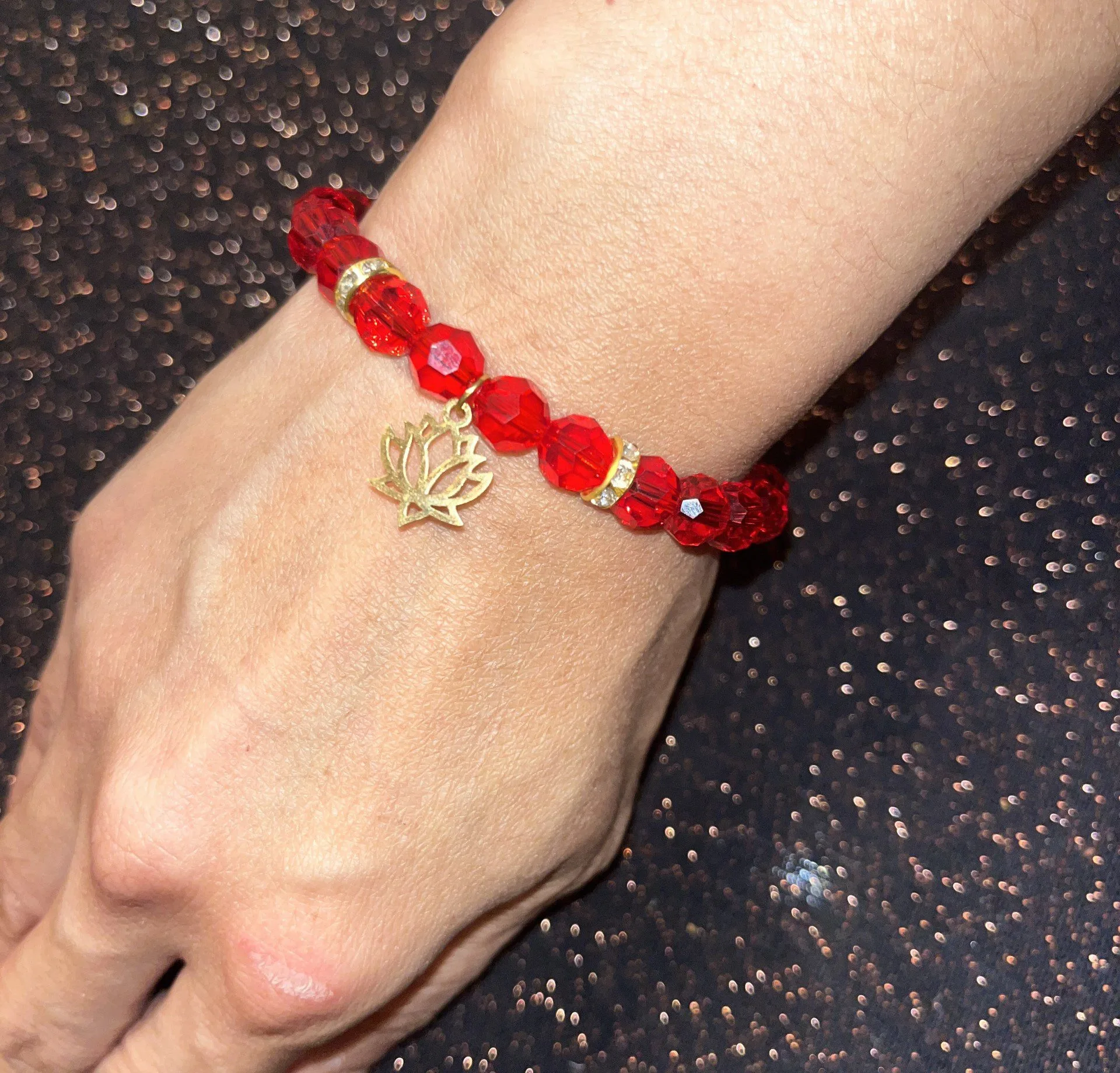 magical-lifestyle.nl Armbanden Magical Red Lotus bracelet 2 Hand foto rode armband jpg