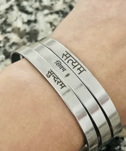 magical-lifestyle.nl Armbanden Set roestvrijstalen gegrafeerde armbanden (eigen taal en kleur keuze) Hoofdfoto hindi naam armbanden jpg