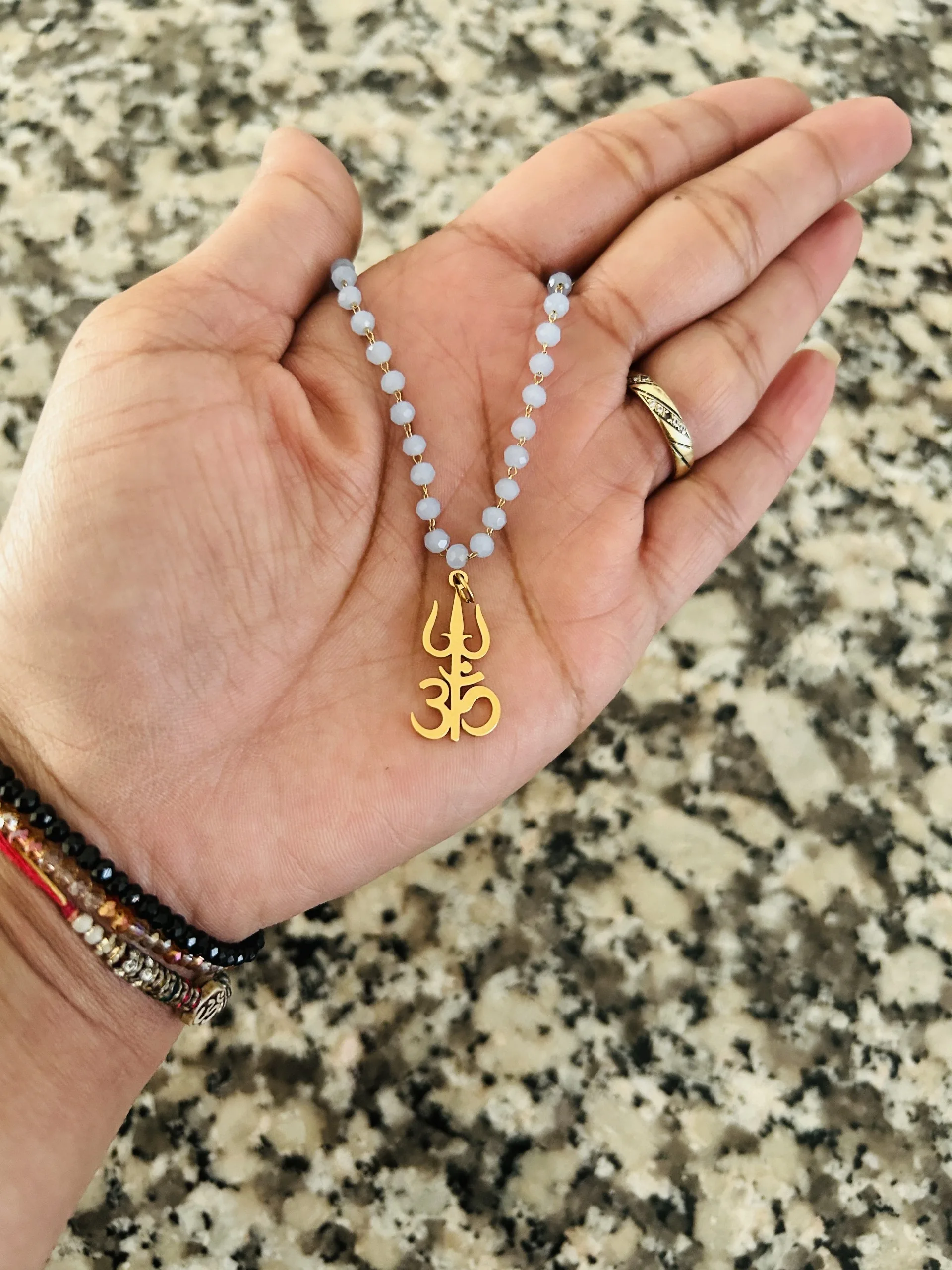 magical-lifestyle.nl Aum Sieraden Trishul aum ogri ai (light blue) autohanger MML Auto hanger lichtblauw